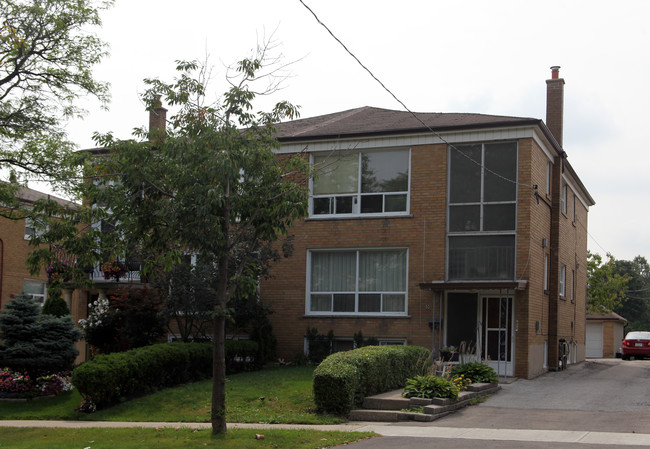 30-32 Leduc Dr in Toronto, ON - Building Photo - Primary Photo