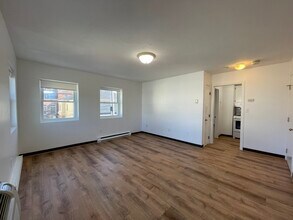 19 Main St, Unit 9 in Plymouth, MA - Foto de edificio - Building Photo