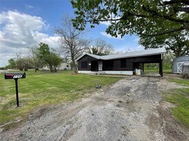 106 N 4th St in Celeste, TX - Building Photo