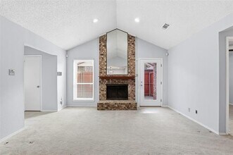 1611 Willow Ln in Euless, TX - Building Photo - Building Photo