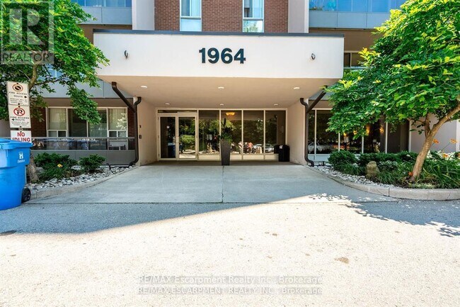 1964 Main St W in Hamilton, ON - Building Photo - Building Photo