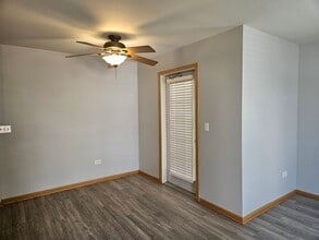 1401 Silverstone Dr in Carpentersville, IL - Building Photo - Building Photo
