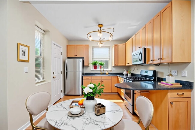 1243 W Rosemont Ave in Chicago, IL - Foto de edificio - Building Photo