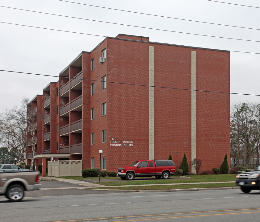 Tomlin Towers in Oshawa, ON - Building Photo