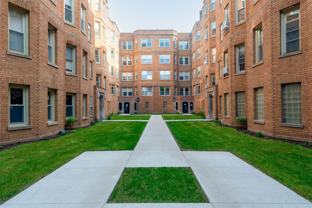 1355 W Estes Ave in Chicago, IL - Foto de edificio