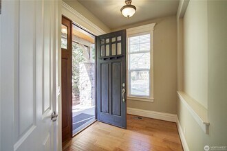 2430 NW Stoney Creek Dr in Issaquah, WA - Building Photo - Building Photo