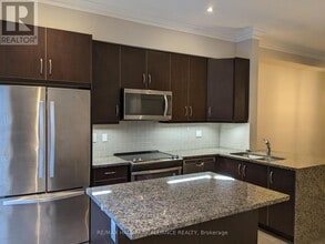 2184 Trafalgar Rd in Oakville, ON - Building Photo - Building Photo