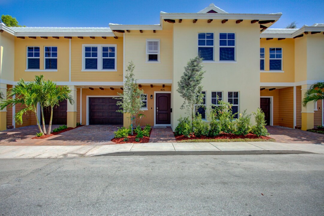 403-407 3rd Ave S in Lake Worth, FL - Building Photo