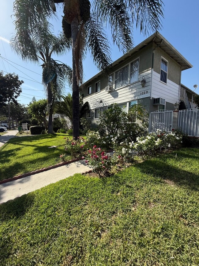 1009 E Garfield Ave, Unit 4 in Glendale, CA - Building Photo - Building Photo