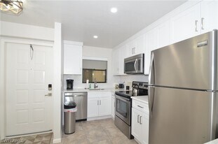 271 Southbay Dr in Naples, FL - Building Photo