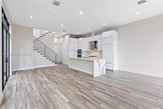 8225 NW 43rd St in Miami, FL - Building Photo - Building Photo