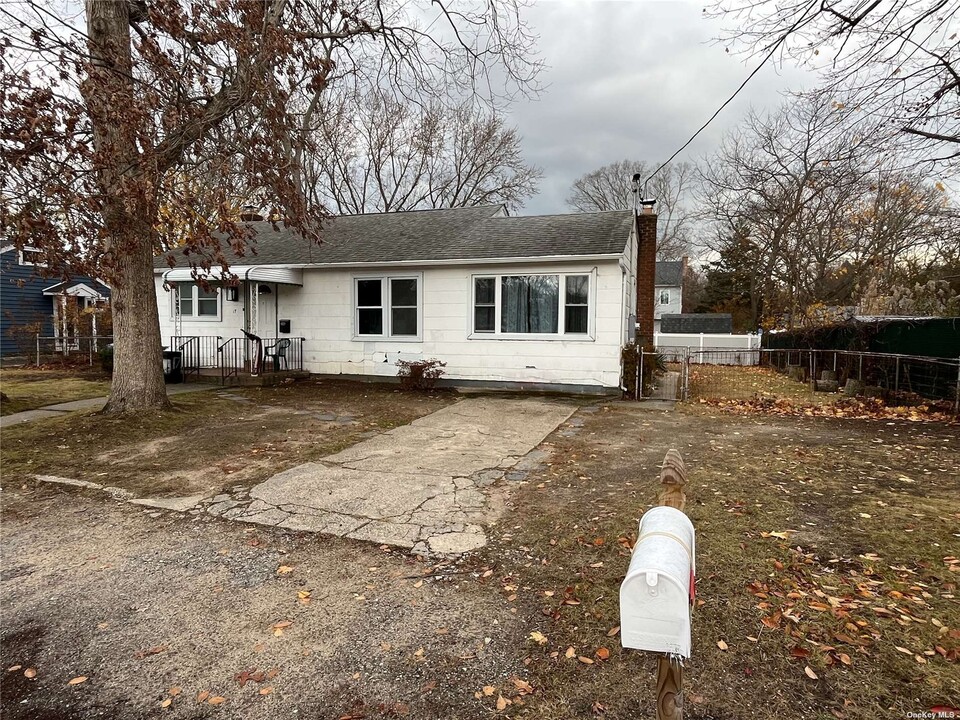 17 Anne Rd in Centereach, NY - Foto de edificio