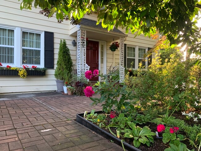 520 17th Ave SE, Unit Furnished Apartment