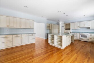 18 Peggy Ln in Portsmouth, RI - Building Photo - Building Photo