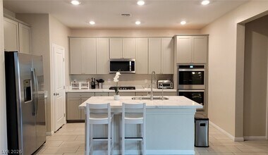 10688 Silver Pond Ave in Las Vegas, NV - Building Photo - Building Photo