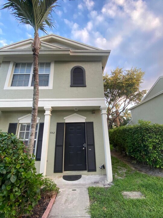 932 Kokomo Key Ln in Delray Beach, FL - Building Photo