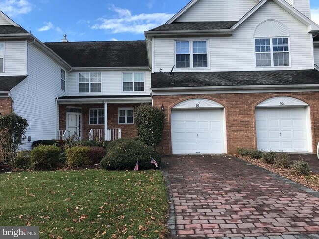92 Shelley Cir in East Windsor, NJ - Foto de edificio - Building Photo