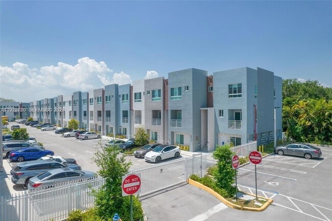 2561 NE 193rd St, Unit 1107 in Miami, FL - Foto de edificio - Building Photo