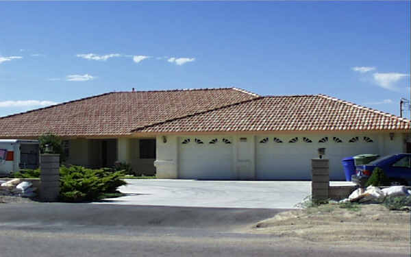 18785 Siskiyou Rd in Apple Valley, CA - Building Photo