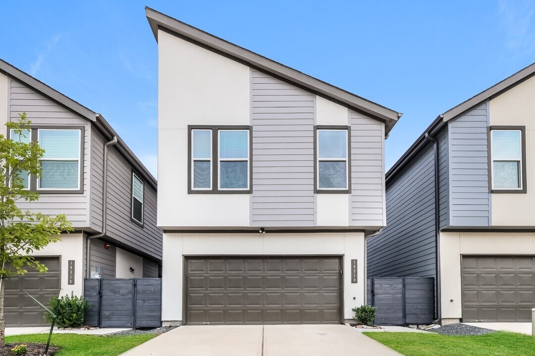 18310 W Centro Cir in Shenandoah, TX - Building Photo