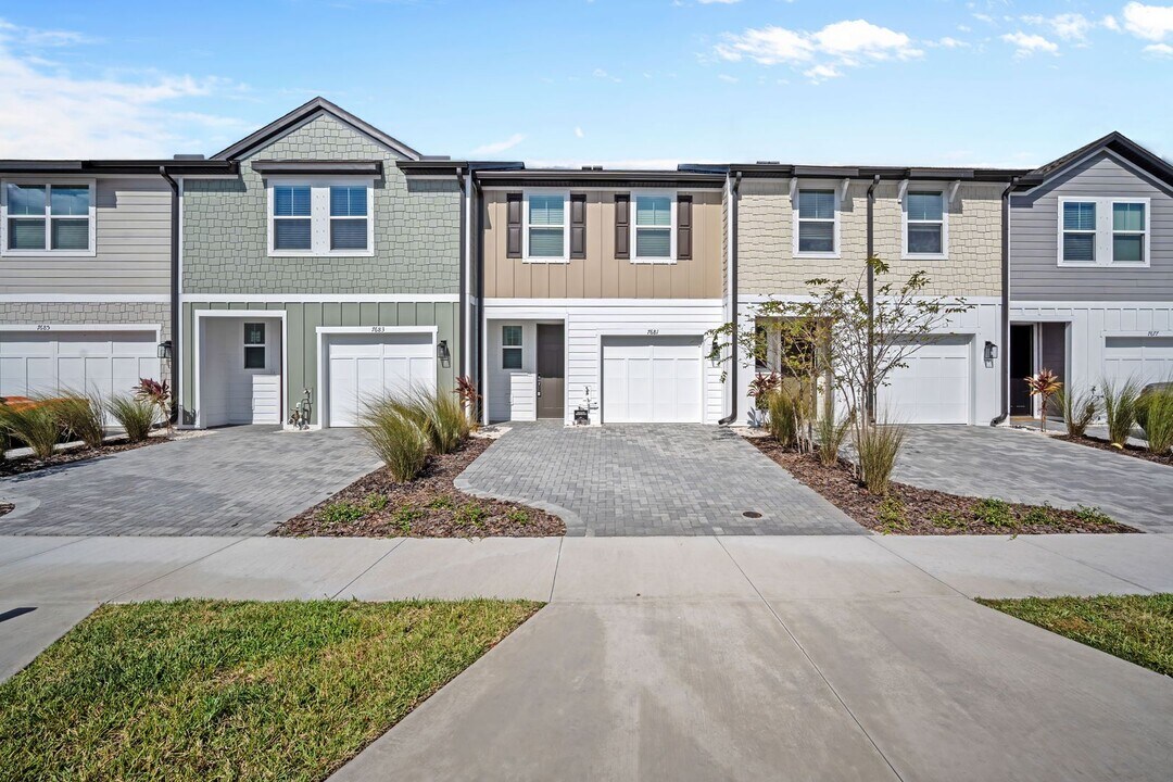 7681 Deer Vly Cir in Tampa, FL - Building Photo