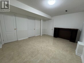 1427 Duval Dr in Mississauga, ON - Building Photo - Building Photo
