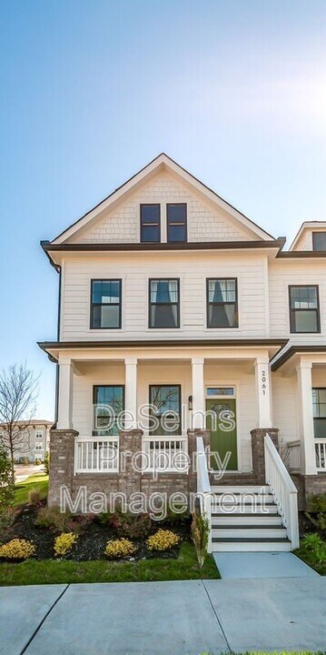 2061 Oakwood Ave in Nashville, TN - Building Photo