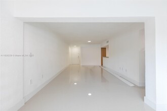 10241 NW 9th Street Cir, Unit 109-5 in Miami, FL - Building Photo - Building Photo