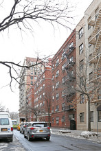 10 W 65th St in New York, NY - Building Photo - Building Photo