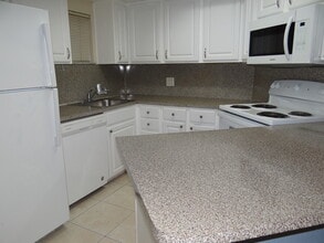 8225 Lake Dr, Unit 304 in Doral, FL - Foto de edificio - Building Photo