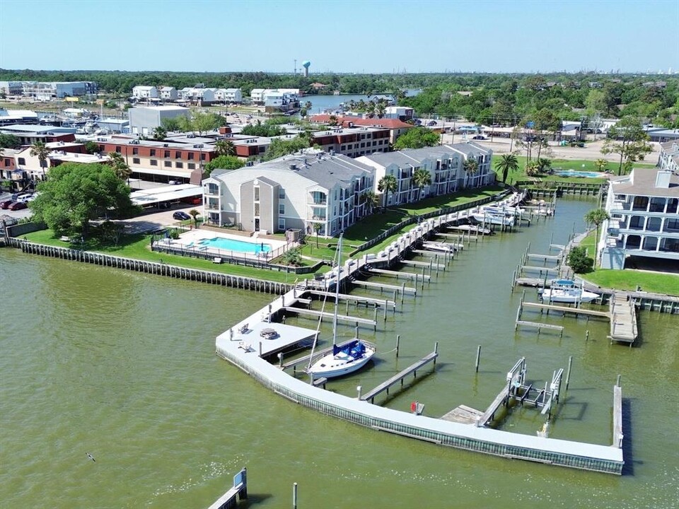 311 Yacht Club Ln in Seabrook, TX - Foto de edificio