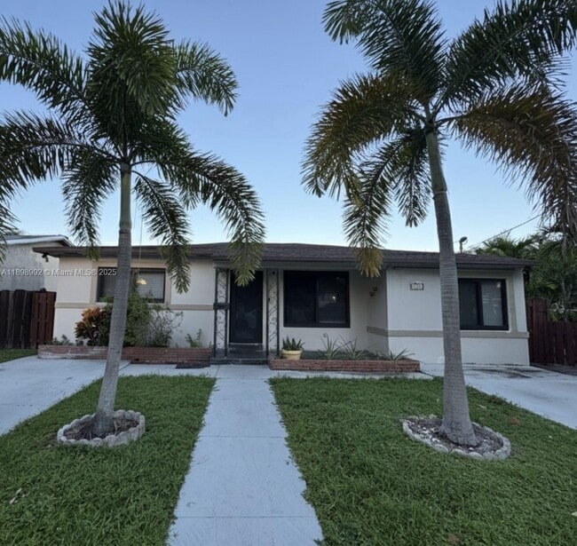 117 NE 2nd Terrace in Hallandale Beach, FL - Building Photo - Building Photo