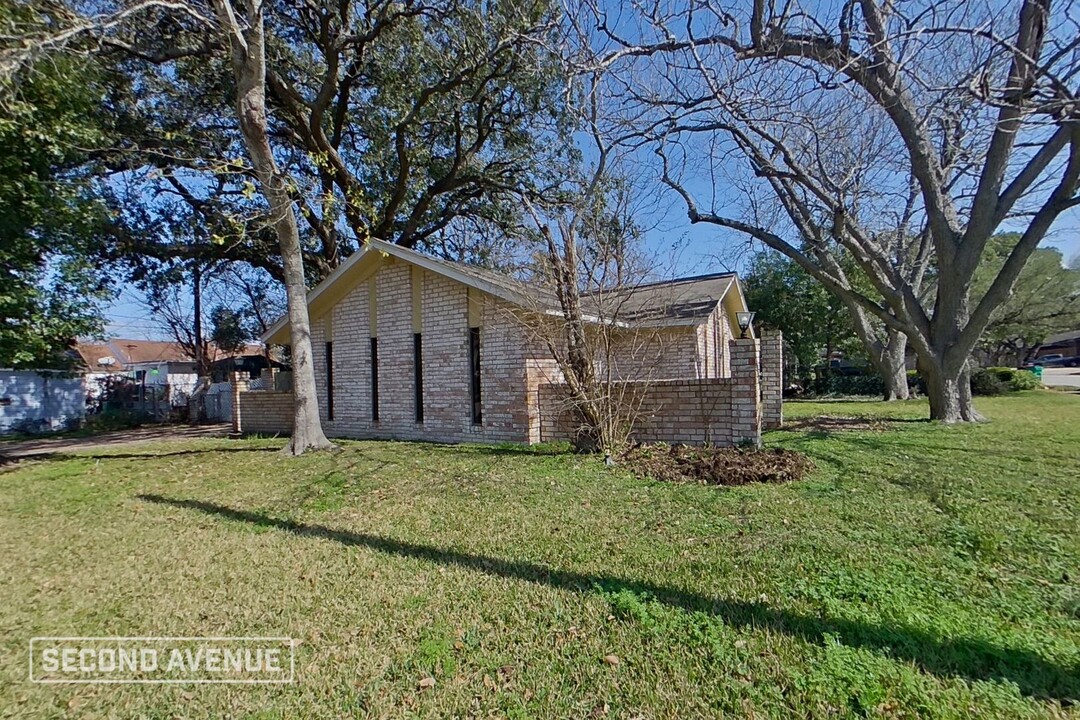 1000 N Pruett St in Baytown, TX - Building Photo