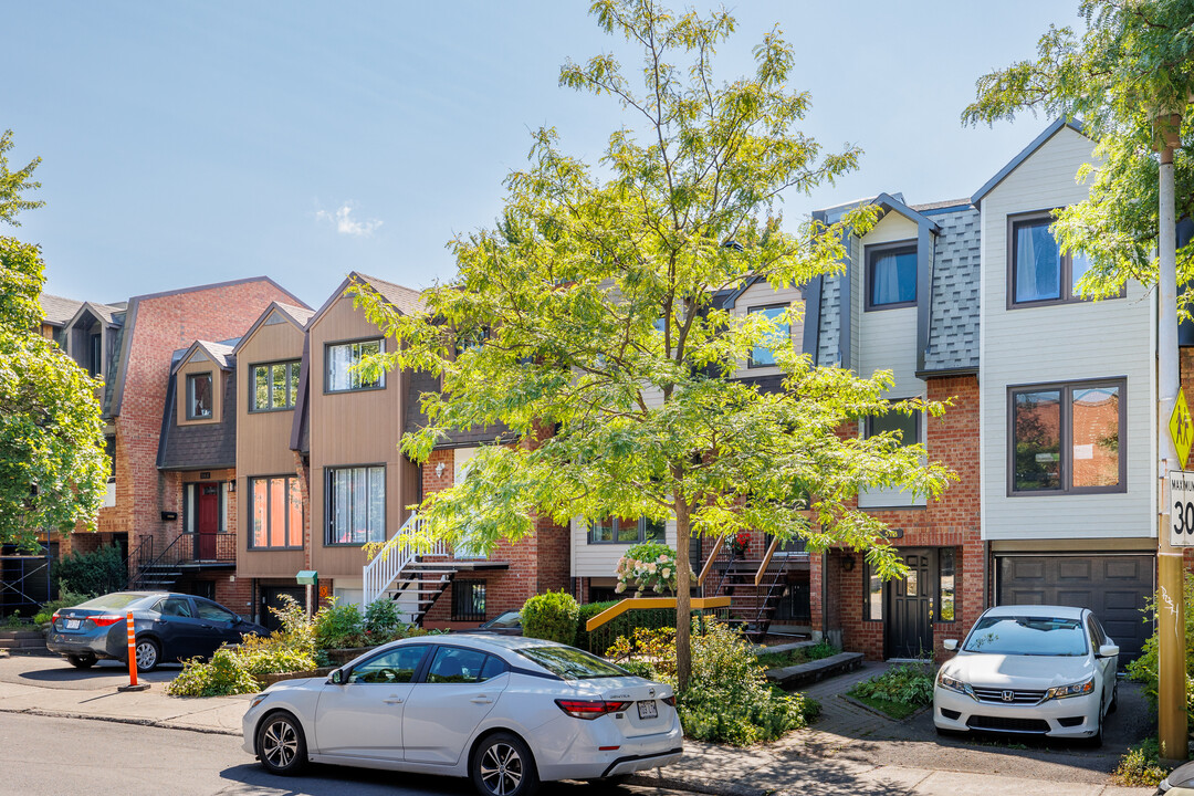 570 Des Seigneurs Rue in Montréal, QC - Building Photo