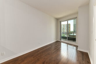 18 Holmes Ave in Toronto, ON - Building Photo - Building Photo