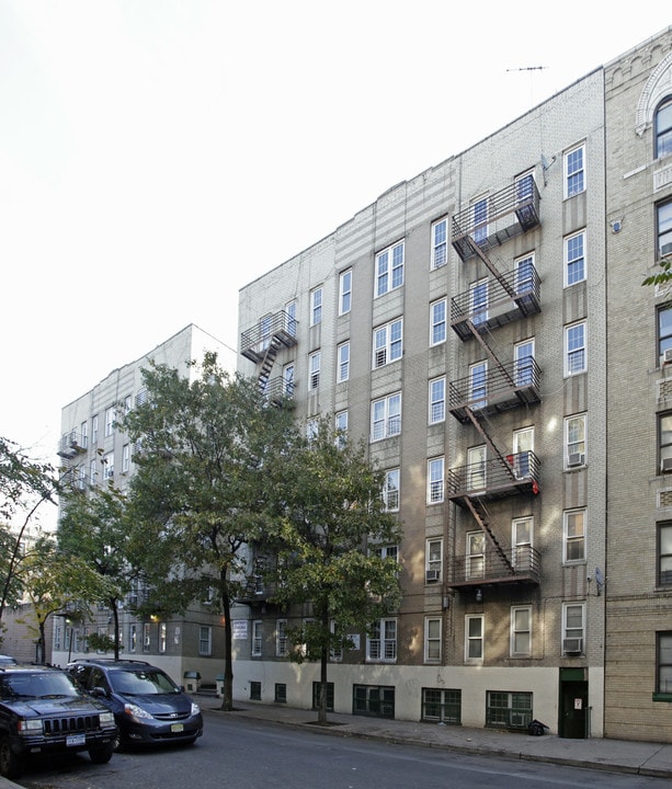 2264 Creston Ave in Bronx, NY - Building Photo