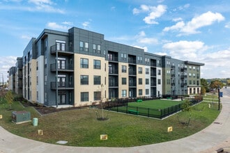 Blutowne in East Peoria, IL - Foto de edificio - Building Photo