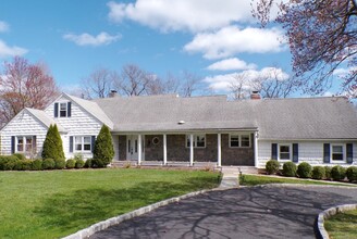 53 Stonehedge Dr S in Greenwich, CT - Foto de edificio - Building Photo