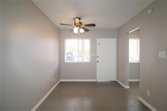 3001 Bee Ridge Rd in Sarasota, FL - Building Photo - Building Photo