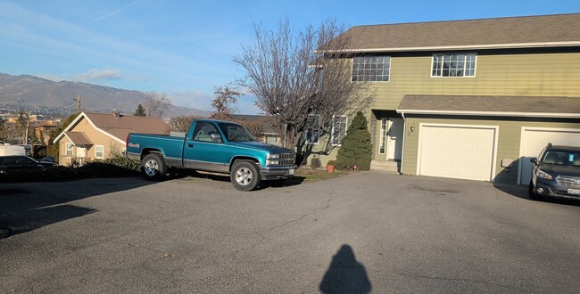 939 N Baker Ave, Unit 11