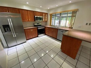 8250 Southampton Dr in Miramar, FL - Building Photo - Building Photo