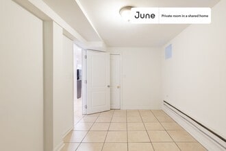 Private bedroom in 3 bed/1 bath Home in Chicago, IL - Building Photo - Building Photo