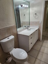 9950 N Kendall Dr, Unit 423 in Miami, FL - Building Photo - Building Photo
