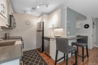 19 Graywood Rd in Port Washington, NY - Building Photo - Building Photo