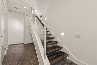 6014 Fairdale Ln in Houston, TX - Building Photo - Building Photo