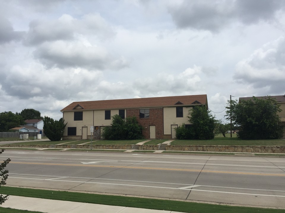 746-770 NW Summercrest in Burleson, TX - Building Photo