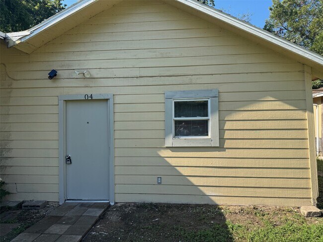 1104-Maple 1/2 2nd St in La Marque, TX - Building Photo - Building Photo