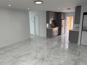 726 SW 7th St, Unit Andres  Apraez in Hallandale Beach, FL - Building Photo - Building Photo