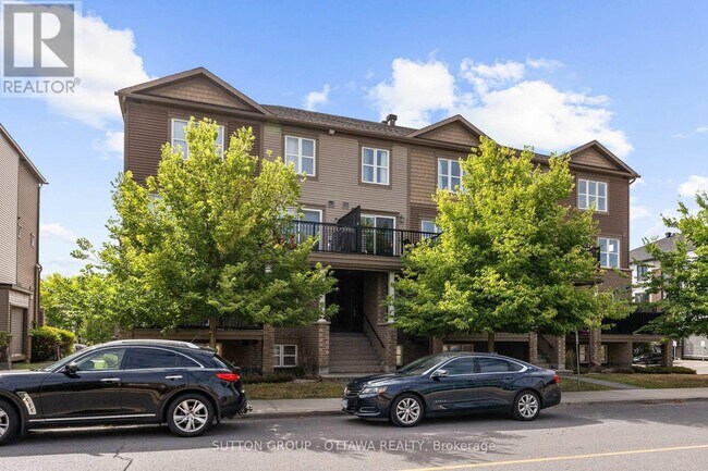 474 Clearbrook Dr in Ottawa, ON - Building Photo - Building Photo