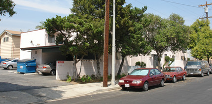 8803 Etiwanda Ave in Northridge, CA - Foto de edificio - Building Photo